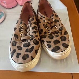 Girls Old Navy animal print sneakers stretchy laces (no tie) size 2